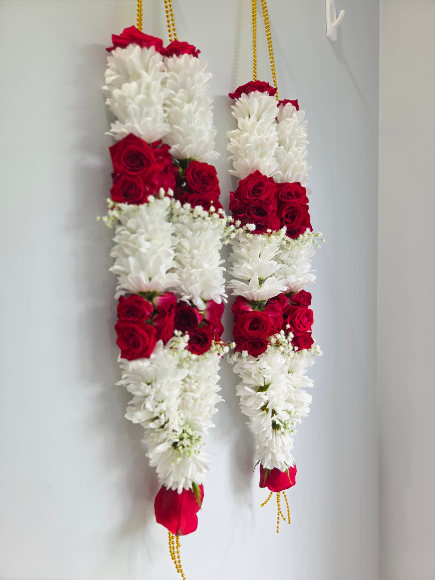 Full-length red rose and white chrysanthemum wedding garlands